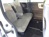リアシートは足元も広々していて足を組めるほど余裕があります!又背もたれを左右別々に倒せるので長い物でも積めます。
