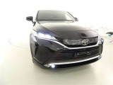 【LEDヘッドランプ】・・・消費電力の少ないLEDヘッドランプ。点灯してすぐに最大光量を発揮するのでトンネルなど周囲が急に暗くなった場合でも安心。