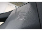 サイドカーテンエアバッグシステムは、側頭衝突時に頭部や頸部を広い範囲で保護し車両側面からの安全性を高めてくれます。