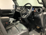 運転席になります。