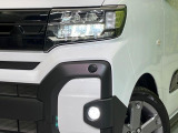 【LEDヘッドライト】悪天候や夜間走行時も良好な視界を確保し安心して運転できる高輝度LEDヘッドライトを装備!点灯速度が早く、消費電力も抑えられています。