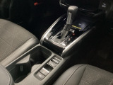 運転席周辺のスマートなレイアウトが、操作のしやすさを実現。快適なドライブをサポートします。手元で操作ができる、電子制御パーキングブレーキ。運転席からも助手席からも自由に使えるドリンクホルダー付