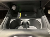 フロントコンソールにはQi(チー)規格対応のワイヤレス充電器が搭載されております。ケーブルを抜き差しせずに、快適に充電いただけます。