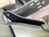 【パドルシフト】ハンドルから手を離さずに素早くシフトアップ&ダウンができるので、エンジンブレーキを使う下り坂や高速道路の合流で加速したい場面で役立ちます。