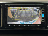 【バックカメラ】駐車時に後方がリアルタイム映像で確認できます。大型商業施設や立体駐車場での駐車時や、夜間のバック時に大活躍!運転スキルに関わらず、今や必須となった装備のひとつです!
