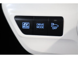 EVモードや、気分や走行状況に合わせて切替えられるドライブモードセレクトを装備。車の接近を音で知らせる車両接近通報装置は、早朝や深夜の帰宅など静かに走りたい場合には車にOFFボタンでオフできます。