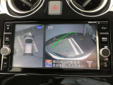 ◆アラウンドビューモニター◆ひと目で周囲の状況がわかるため、スムースに駐車できます。さらに、人や自転車など周囲に動くものがいる場合に表示とブザーで注意を促します。