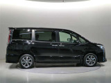 両側パワースライドドア付きだから、狭い駐車スペースなどでの 乗り降りラクラク!小さなお子さまのいるご家庭には嬉しい装備。