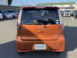 後部座席はプライバシーガラスとなっています。座っている人や置いてある荷物が見えにくくなっているのでプライバシーの確保が出来ます。ぜひ見て確認してみて下さい