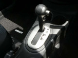 使い勝手の良い位置に配置された操作性の良いシフトレバーになってます。