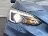 【LEDヘッドライト】悪天候や夜間走行時も良好な視界を確保し安心して運転できる高輝度LEDヘッドライトを装備!点灯速度が早く、消費電力も抑えられています。