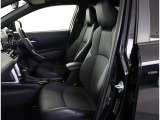 シックな色使いの運転席周りですね。すっきりとしたデザインで上品な色使いです。居心地の良い運転席長く座ってられるリラックスできるデザインがいいですね。