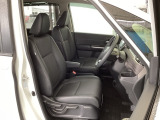 フロント広々、セパレートシートの運転席は、ハイトアジャスターが付いているので、快適にドライブができます。ハンドルはテレスコピック機能で、ハンドル位置を上・下・手前・奥に調節できます。