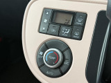 【オートエアコン】一度お好みの温度に設定すれば、車内の温度を検知し風量や温度を自動で調整。暑い&hellip;寒い&hellip;と何度もスイッチ操作をする必要はありません。快適な車内空間には必須の機能ですね♪
