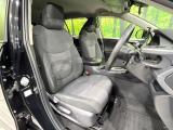 運転席まわりには十分なスペースがあり、大柄な方でもゆったり運転していただける環境です。