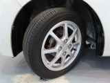 純正アルミ。タイヤサイズは155/65/R15です。