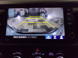 バックカメラの画像です。ガイドラインがスムースな車庫入れをサポートいたします。車庫入れの安心感がアップしますね。