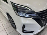 【LEDヘッドライト】悪天候や夜間走行時も良好な視界を確保し安心して運転できる高輝度LEDヘッドライトを装備!点灯速度が早く、消費電力も抑えられています。