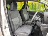 運転席シート廻りは使用感も少なく、良好な状態となっています。前オーナー様が丁寧に使っていたことがよくわかりますね。