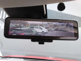 スマートルームミラーは、車両後方のカメラ映像をミラー面に映し出すので、同乗者や積み荷などの車内状況や、天候などに影響されずいつでもクリアな後方視界が得られます。