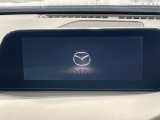 【8.8インチマツダコネクト】車内の雰囲気にマッチした大型のディスプレイ。スマホ接続でのナビ使用やBluetooth再生等、様々な機能が楽しめます。直感的なダイヤル操作が可能で、使い勝手も良好です。