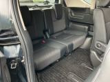 サードシートは跳ね上げタイプです!!荷物が多い時には簡単に荷室に変更して貰えます!!