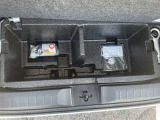 ラゲッジの下にタイヤがパンクしてしまった場合にご利用いただける修理キットが入っております。