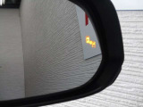 隣車線を走る車両をレーダーで検知し、ドアミラーでは確認しにくい後側方エリアに存在する車両に加え、急接近してくる車両も検知します。車両を検知するとドアミラーに搭載されたLEDインジケーターが点灯します。