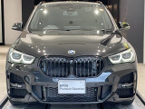 【キドニーグリル】BMWの代名詞。一目見ただけでBMWであると認識できる確固たるアイコンとして存在感を放ちます。キドニーグリルは80年以上続く伝統の形でございます。変わらないこだわりのデザインです