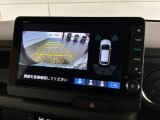 リバースギアに入れるだけで後方の表示へ切り替わります。夜間や雨の日の駐車も楽になりますよ。