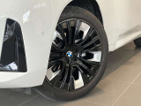 BMW純正アロイホイールはモデルやパッケージに合わせてデザインされています。洗練されたデザインで、足元の個性を引き立てます。