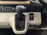 操作しやすいインパネシフトに加え、電子パーキングブレーキを採用。足元まわりがすっきりしており、前席の移動や乗り降りもしやすいレイアウトです。