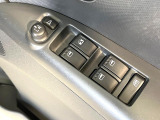 【電動格納ミラー】サイドミラーは電動格納式となっており、狭い駐車場でもキズがつくリスクを抑えられます。