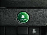 ◆ECONスイッチ(ECONモード)◆エンジンやエアコンといった、クルマ全体の動きを燃費優先で自動制御するECONモード。空調など快適性を優先したいときは、スイッチを押してOFFにできます。