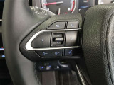 ステアリングには運転中でも簡単に操作できる各種スイッチついてます