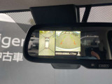 上からまる見え!アラウンドビューモニターの画像です。お車を真上から見たような映像をミラーに映し出す事によって、車両の周囲を確認し、駐車時や発進時の運転をサポート。