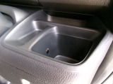 運転席側の手の届きやすい位置にドリンクホルダーと小銭などを入れて置けるトレイが付いています。