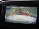 目視では確認しづらい車両後方を表示するカラーバックモニターが装備されています。スムーズな車庫入れや縦列駐車をサポートします。