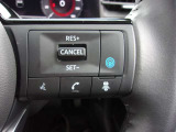 【プロパイロット】高速道路の運転で、アクセル、ブレーキ、ステアリングをクルマがアシスト。ドライバーの負担を軽減します。