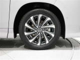 タイヤサイズは(205/55R17)で純正アルミホイールです。