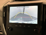 リバースギアに入れるだけで後方の表示へ切り替わります。夜間や雨の日の駐車も楽になりますよ。