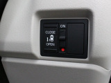 【パワースライドドア】スマートキーや運転席のスイッチで後席のスライドドアの開閉が可能♪電動だから力を入れてドアを開ける必要が無く、小さなお子様でも簡単に開け閉めでき快適です♪