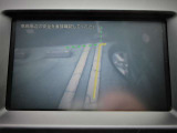 ナビ画面にサイドブラインドモニターの映像を映し出しています。  狭い場所での車庫入れをサポ-トしてくれる便利アイテムです。