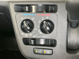 寒い冬も暑い夏も全席に快適な空調を届けてくれる、ダイヤル式エアコンを装備♪