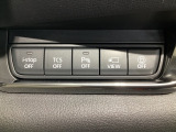 運転席脇のクラスタースイッチ部分にはカメラ切り替えスイッチ、パーキングセンサー、その他走行系スイッチを集中配置しております。