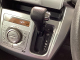 インパネシフトを採用しているので、前席の足元も広々としています。運転席と助手席の行き来もスムーズです!