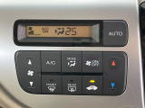 【オートエアコン】一度お好みの温度に設定すれば、車内の温度を検知し風量や温度を自動で調整。暑い&hellip;寒い&hellip;と何度もスイッチ操作をする必要はありません。快適な車内空間には必須の機能ですね♪