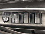 パワーウィンドのスイッチです。運転席に座りながら、助手席や後席の窓を開け閉めできるので大変便利ですよ。