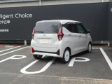 全周囲カメラが付いています。後ろはもちろん隣の駐車ラインまで見れますので車庫入れが簡単で楽しくなりそうです。