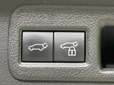 【パワーバックドア】スマートキーや運転席のボタンを押すだけでリアゲートが自動で開閉します!荷物を持っている時や、高い位置にあるバックドアを閉める際に便利な機能です♪